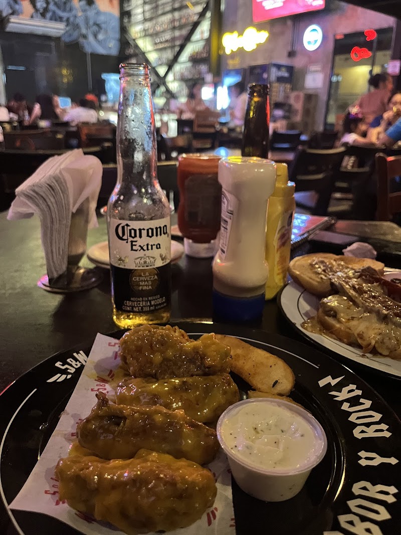 Salads & Wings Terraza